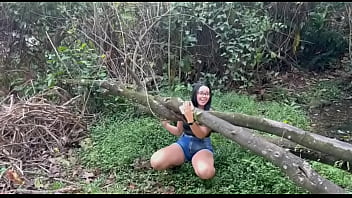 Boyceta peladinha com a morena bunduda no meio do mato na putaria