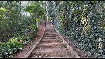 Boyceta peladinha com a morena bunduda no meio do mato na putaria