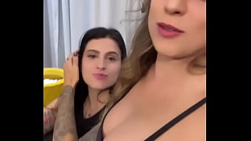 Diz pra mim aí se eu estou querendo demais só quero uma gata dessa pra dar colo e algo mais ️ carolcast2