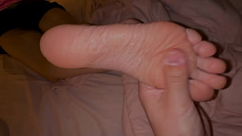 How to make feet massage for teenage girl