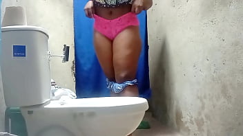 Camara Amateur A Mi Sirvienta En El Baño De Mi Habitacion Amateur thumbnail