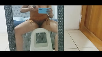 Jovencita colegiala se toca las tetas y se mete los dedos en el coño para sus fans real casero amateur