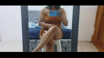 Jovencita colegiala se toca las tetas y se mete los dedos en el coño para sus fans real casero amateur