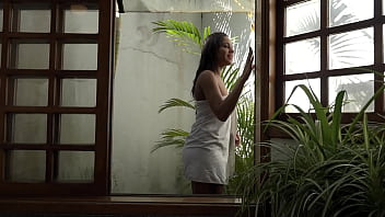 Bruna lancaster acaba de tomar banho e chama o vizinho