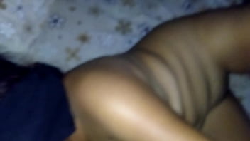 Con los ojos vendados intenta garganta profunda