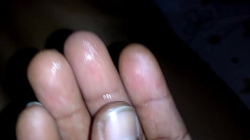 Con los ojos vendados intenta garganta profunda