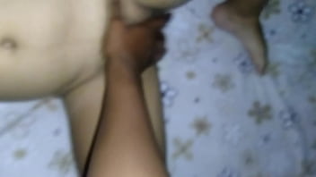 Con los ojos vendados intenta garganta profunda