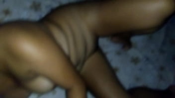 Con los ojos vendados intenta garganta profunda