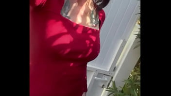 J‘attends Mes Invités Pour Un Bon Barbecue C’est La Tenue Adaptée thumbnail