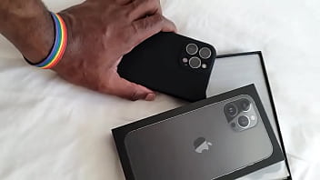 Agora com um brinquedo iphone 13 pro max e do mesmo cliente fã que presenteou com o 12 pro max há 8 meses sempr