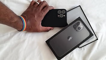 Agora com um brinquedo iphone 13 pro max e do mesmo cliente fã que presenteou com o 12 pro max há 8 meses sempr