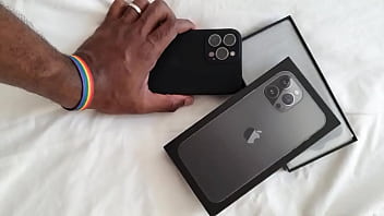 Agora com um brinquedo iphone 13 pro max e do mesmo cliente fã que presenteou com o 12 pro max há 8 meses sempr