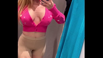 M'amusant dans les cabines d'essayage de zara tu m'accompagnes