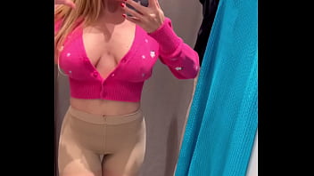 M'amusant dans les cabines d'essayage de zara tu m'accompagnes