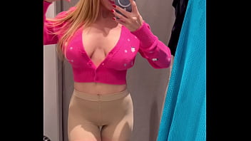 M'amusant dans les cabines d'essayage de zara tu m'accompagnes