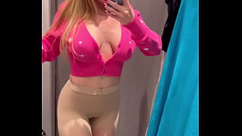 M'amusant dans les cabines d'essayage de zara tu m'accompagnes