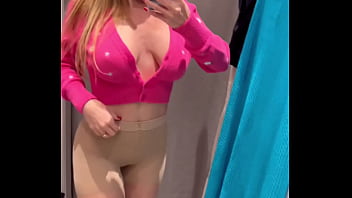 M'amusant dans les cabines d'essayage de zara tu m'accompagnes