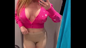 M'amusant dans les cabines d'essayage de zara tu m'accompagnes