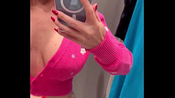 M'amusant dans les cabines d'essayage de zara tu m'accompagnes