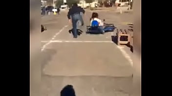 Latina se monta y se da un tremendo pollazo