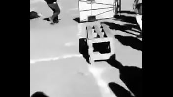 Latina se monta y se da un tremendo pollazo