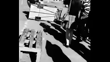 Latina se monta y se da un tremendo pollazo