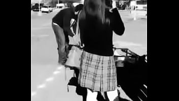 Latina se monta y se da un tremendo pollazo