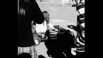 Latina se monta y se da un tremendo pollazo