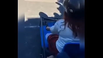 Latina se monta y se da un tremendo pollazo