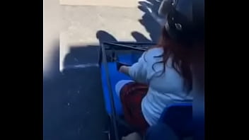 Latina se monta y se da un tremendo pollazo