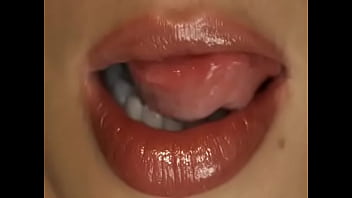 Stretching the brunette beauty's juicy pussy on broad daylight