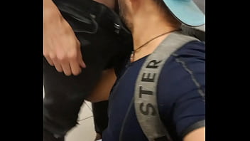 Mamador De Boca Nas Picas Desses Machos No Banheiro Do Metrô thumbnail