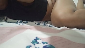 Hijastra esperando al padrastro en su cama ya lista para follarlo esta muy caliente y se toca con sus dedos su coño apretado y lo escupe para exitarse muy rico