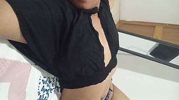 Hijastra esperando al padrastro en su cama ya lista para follarlo esta muy caliente y se toca con sus dedos su coño apretado y lo escupe para exitarse muy rico