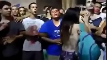 Jovens Fazendo Correntes Para Fechar A Igreja Contra Feministas thumbnail