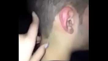 Casal dando cafune um no outro