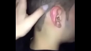 Casal dando cafune um no outro