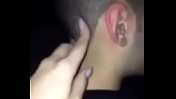 Casal dando cafune um no outro