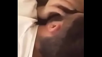 Casal dando cafune um no outro