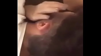 Casal dando cafune um no outro