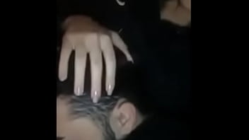 Casal dando cafune um no outro