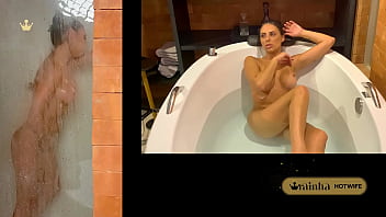 Tomando aquele banho gostoso e provocando o fotógrafo