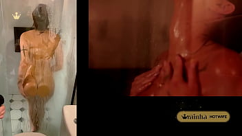 Tomando aquele banho gostoso e provocando o fotógrafo