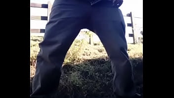 Cowboy Dotado Se Masturbando Até Gozar thumbnail