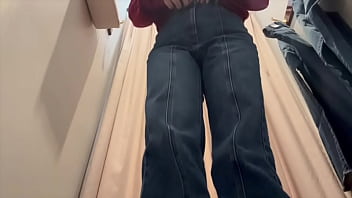 【更衣室でオナニー】 隣で着替えてる人にオナニーしてるのバレそうになりました