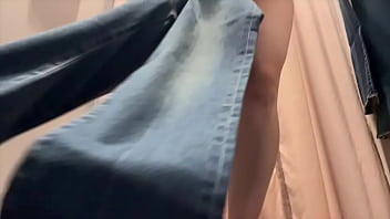 【更衣室でオナニー】 隣で着替えてる人にオナニーしてるのバレそうになりました