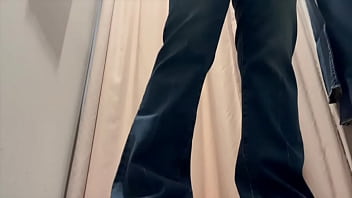 【更衣室でオナニー】 隣で着替えてる人にオナニーしてるのバレそうになりました