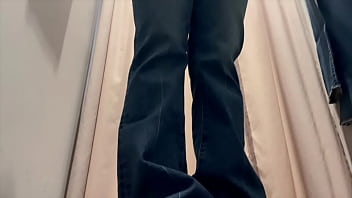 【更衣室でオナニー】 隣で着替えてる人にオナニーしてるのバレそうになりました