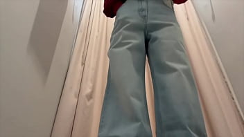 【更衣室でオナニー】 隣で着替えてる人にオナニーしてるのバレそうになりました