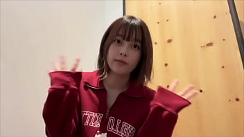 【更衣室でオナニー】 隣で着替えてる人にオナニーしてるのバレそうになりました